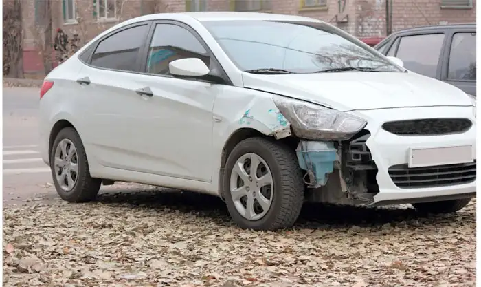 Weiße Limousine mit Motorschaden in Bad Kissingen